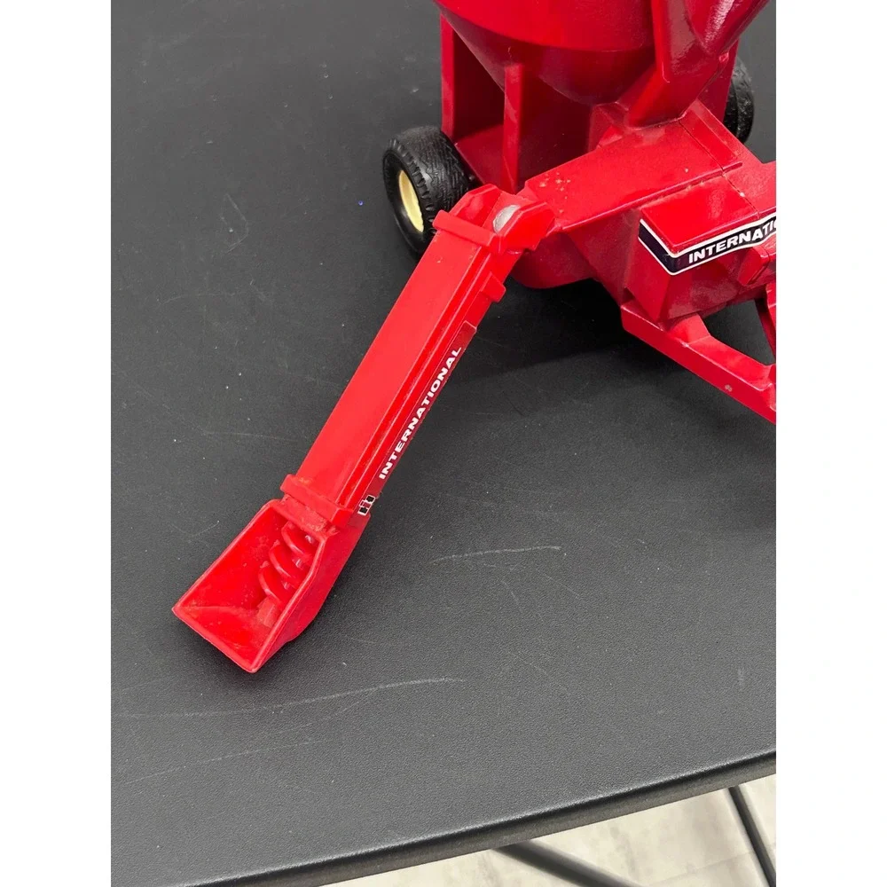 Ertl International Harvester Grinder Mixer Red Diecast 1/16 Scale Farm Toy USA